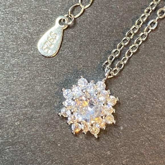Jewelry - Sterling silver CZ flower necklace 💎💕